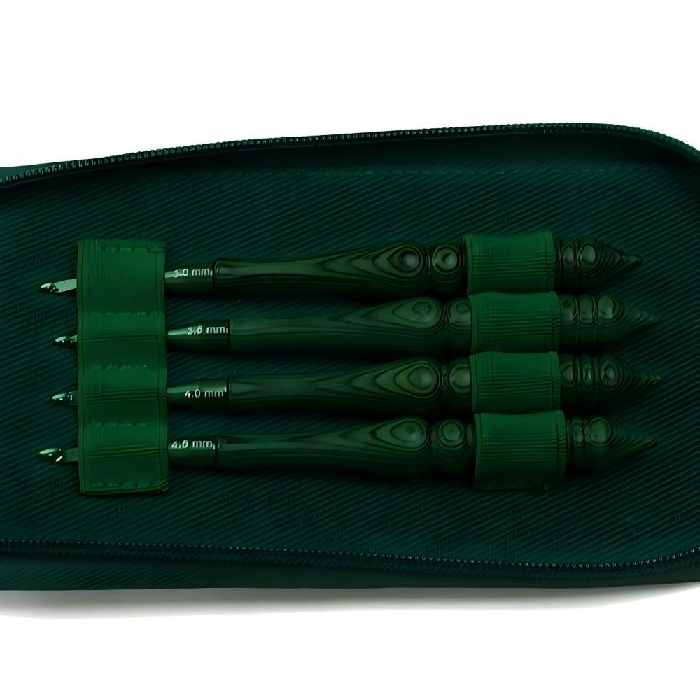 Wooden Crochet Hooks Ergonomic Handle - クロシェ編み針セット、緑色の合成樹脂製ハンドル、8本セット、ヨーロッパ製アルミニウム製先端、人間工学に基づいたデザイン、手編み用、DIYクラフト、編み物用具。